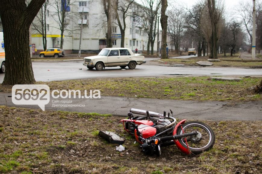 В Днепродзержинске столкнулись ВАЗ и мотоцикл: есть пострадавшие (фото) - фото 2 В Днепродзержинске столкнулись ВАЗ и мотоцикл: есть пострадавшие (фото) - фото 2
