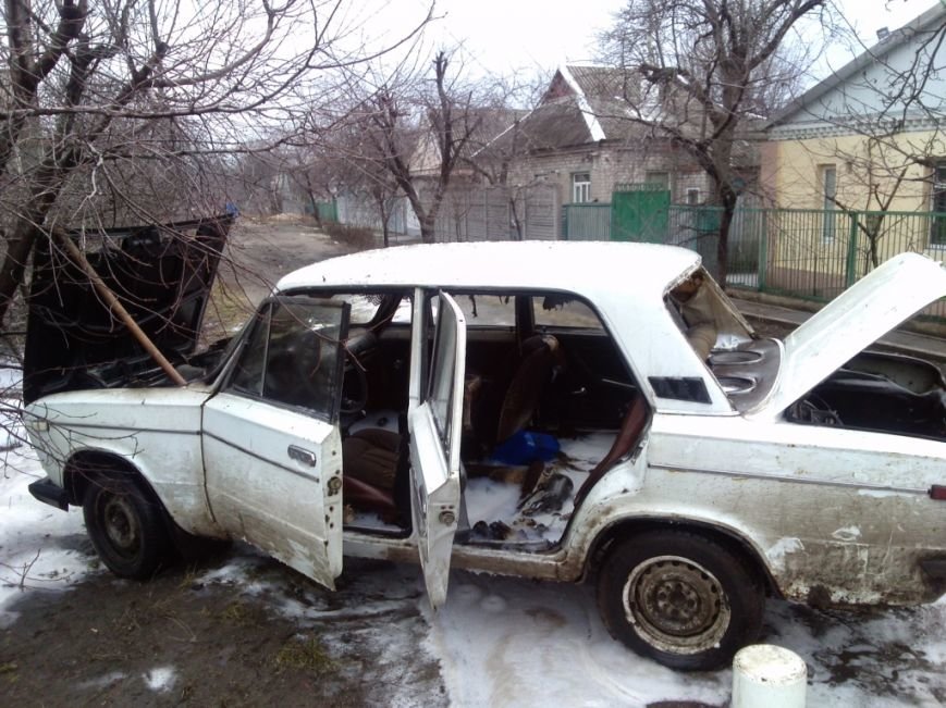 На улице Кизлярской в Днепродзержинске горел автомобиль (фото) - фото 1 На улице Кизлярской в Днепродзержинске горел автомобиль (фото) - фото 1