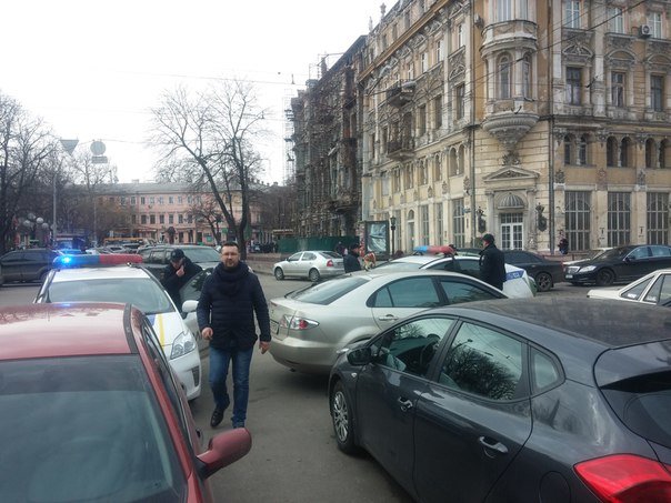 В центре Одессы задержали табор, который клянчил деньги под центральным ЗАГСом (ФОТО) (фото) - фото 1