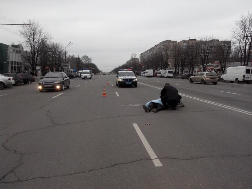 Криворожанин, переходивший дорогу вместе с другом, попавшим под колеса автомобиля, стоя на коленях плакал над его телом (ФОТО 18+) (фото) - фото 1 Криворожанин, переходивший дорогу вместе с другом, попавшим под колеса автомобиля, стоя на коленях плакал над его телом (ФОТО 18+) (фото) - фото 1