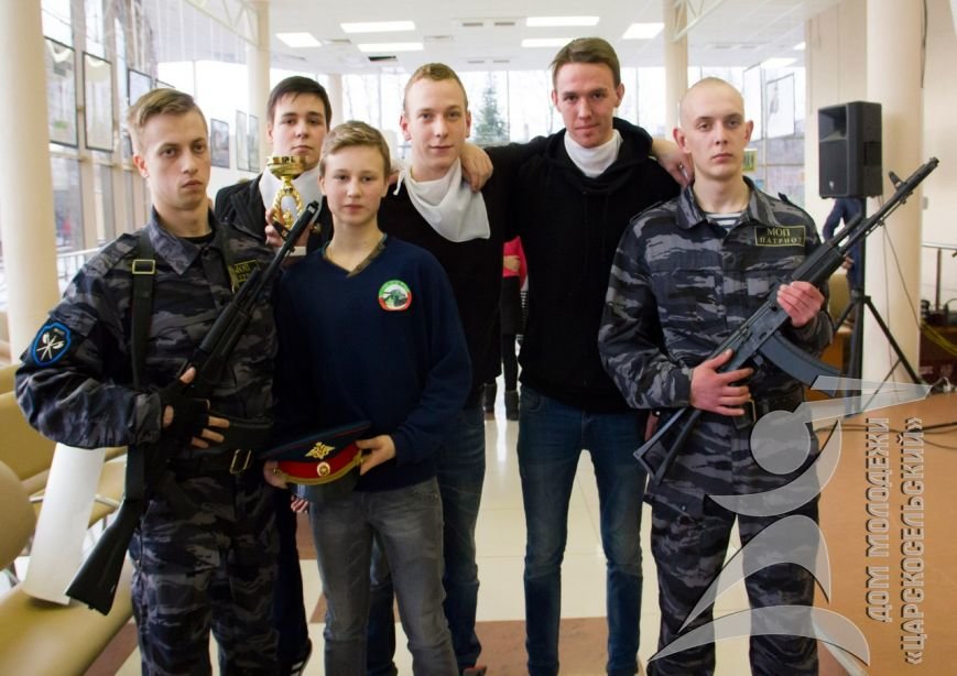 Подростки из Пушкина прошли курс молодого бойца, изучили шифрование и отжались в противогазе (фото) - фото 1 Подростки из Пушкина прошли курс молодого бойца, изучили шифрование и отжались в противогазе (фото) - фото 1