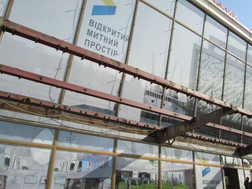 Недружелюбные рабочие демонтируют здание Одесского морвокзала (ФОТО) (фото) - фото 1