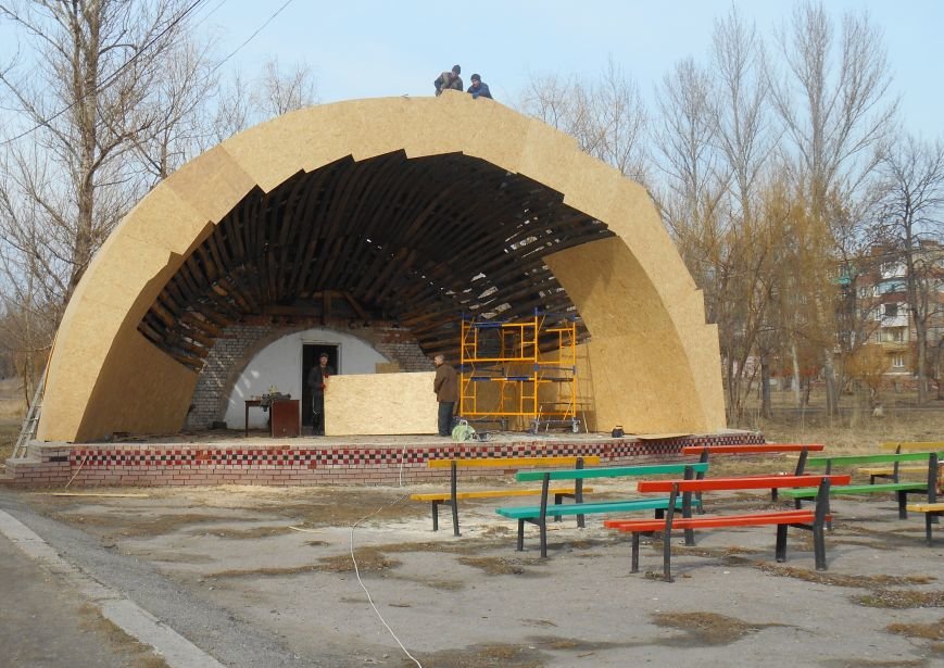 Сцена в городском парке Славянска преображается (фотофакт) (фото) - фото 1 Сцена в городском парке Славянска преображается (фотофакт) (фото) - фото 1
