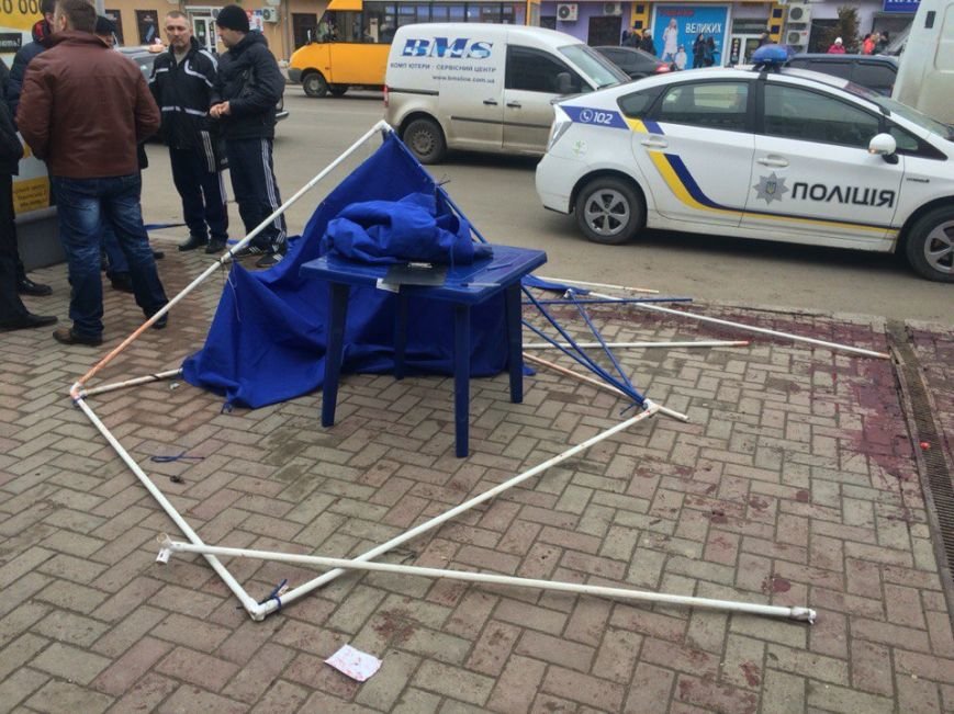 В Сумах разгромили палатку, собиравшую подписи против переименования улиц (ФОТО) (фото) - фото 1 В Сумах разгромили палатку, собиравшую подписи против переименования улиц (ФОТО) (фото) - фото 1