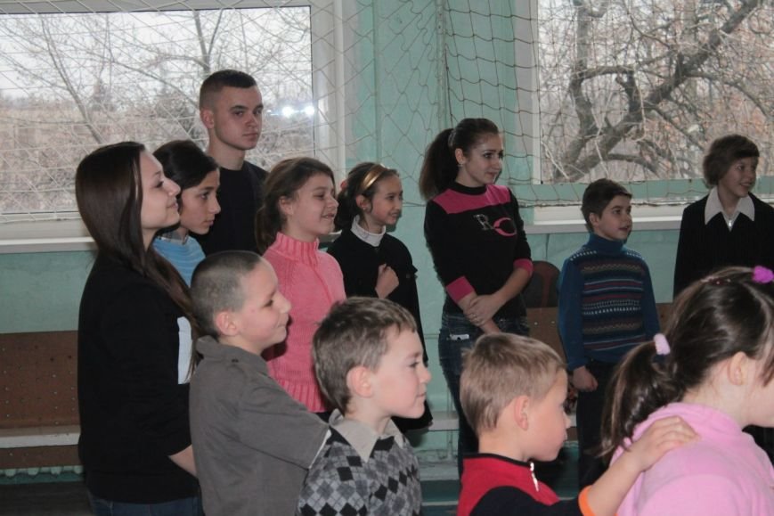 Днепродзержинские студенты провели акцию «Подари ребенку улыбку» (фото) - фото 3 Днепродзержинские студенты провели акцию «Подари ребенку улыбку» (фото) - фото 3