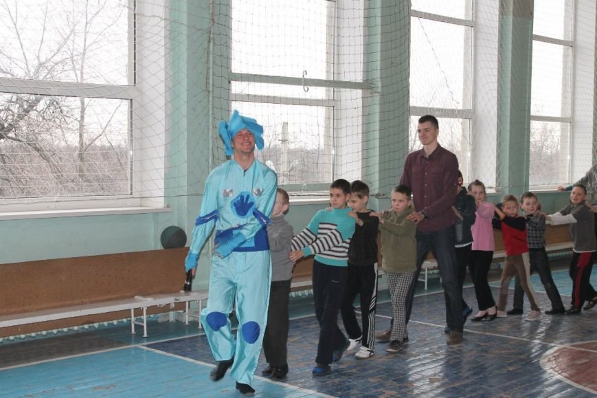 Днепродзержинские студенты провели акцию «Подари ребенку улыбку» (фото) - фото 1 Днепродзержинские студенты провели акцию «Подари ребенку улыбку» (фото) - фото 1