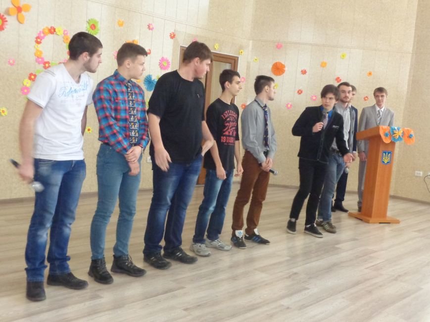 Послушные мужские сердца и изысканные слова: в ДонНТУ Красноармейска состоялся концерт, посвященный грядущему 8 марта (фото) - фото 3 Послушные мужские сердца и изысканные слова: в ДонНТУ Красноармейска состоялся концерт, посвященный грядущему 8 марта (фото) - фото 3