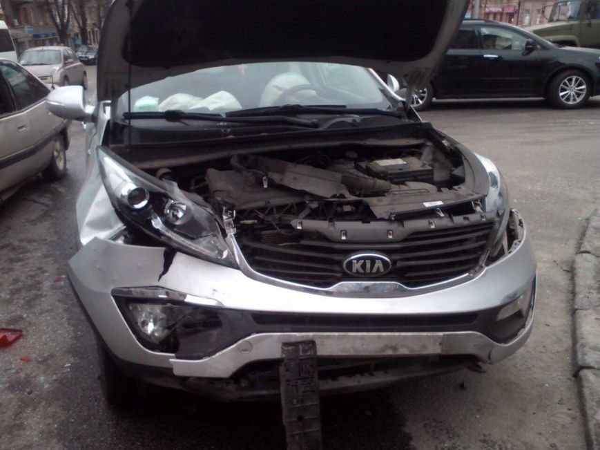 ДТП на проспекте Кирова: из-за маршрутки столкнулись Opel и KIA (ФОТО) (фото) - фото 4 ДТП на проспекте Кирова: из-за маршрутки столкнулись Opel и KIA (ФОТО) (фото) - фото 4