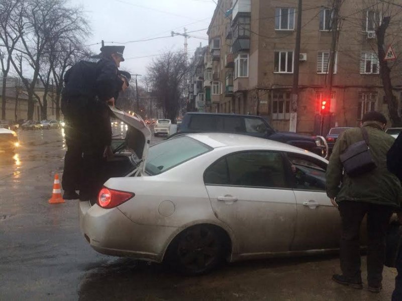 В центре Одессы автомобиль провалился в яму (ФОТО) (фото) - фото 1