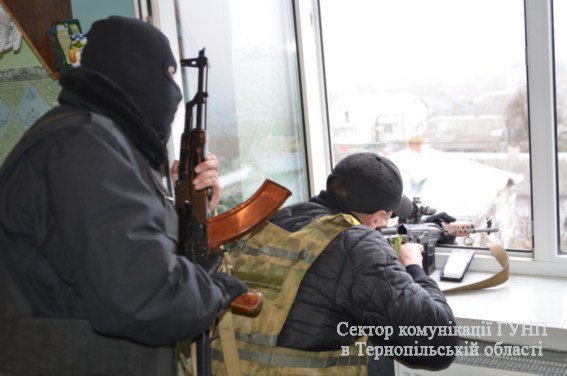 Двоє загиблих, один поранений: поблизу Тернополя зловмисник підірвався на гранаті разом із заручником (ФОТО) (фото) - фото 1 Двоє загиблих, один поранений: поблизу Тернополя зловмисник підірвався на гранаті разом із заручником (ФОТО) (фото) - фото 1