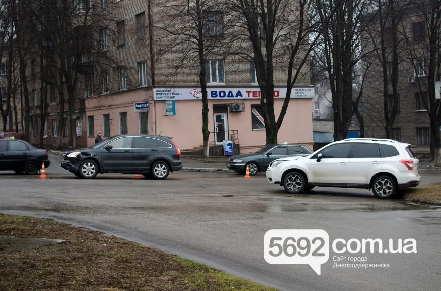 В Днепродзержинске произошло ДТП на пересечении проспекта Свободы и улицы Мира (фото) - фото 4 В Днепродзержинске произошло ДТП на пересечении проспекта Свободы и улицы Мира (фото) - фото 4