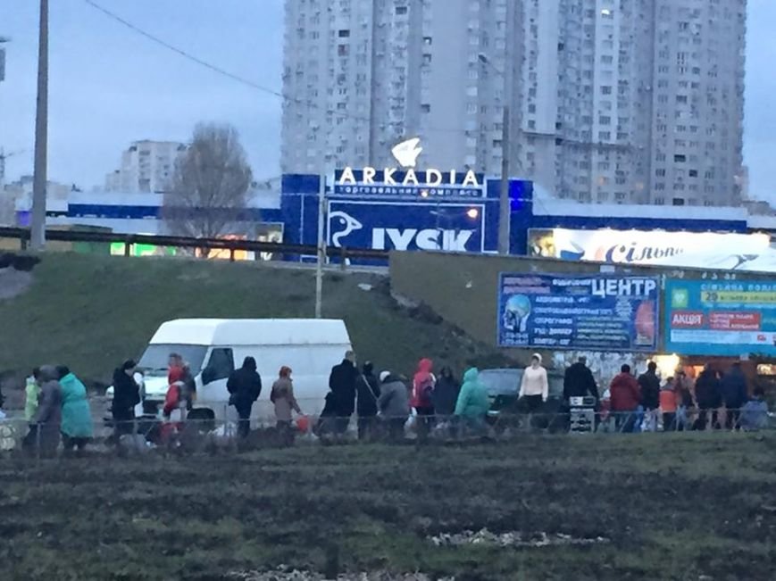 В сквере на Осокорках перекрыли въезд на тротуар (ФОТО) (фото) - фото 1 В сквере на Осокорках перекрыли въезд на тротуар (ФОТО) (фото) - фото 1