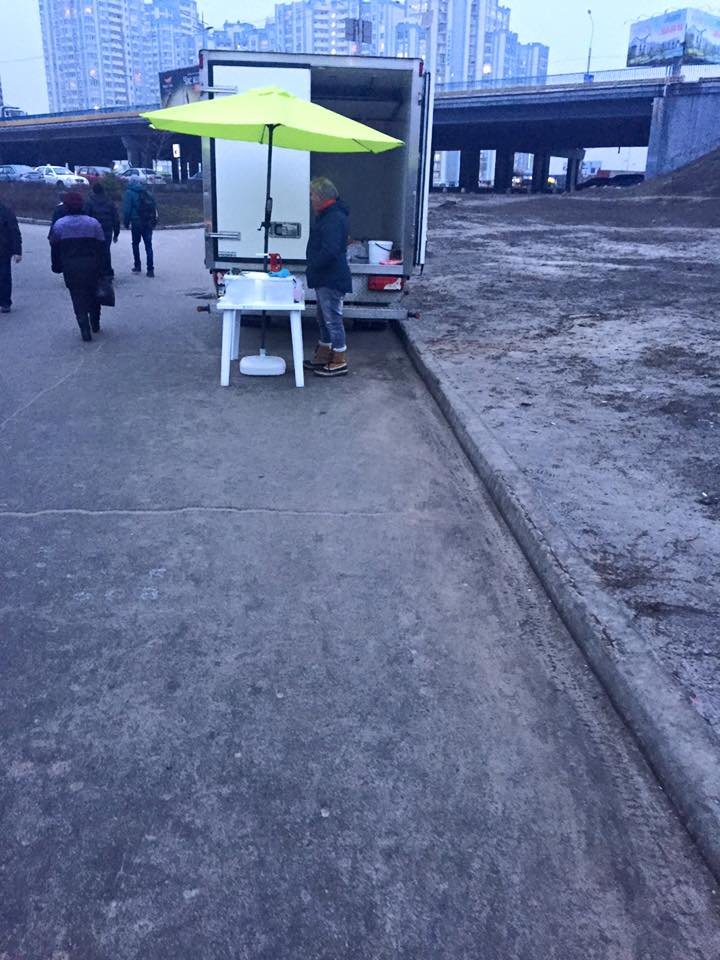 В сквере на Осокорках перекрыли въезд на тротуар (ФОТО) (фото) - фото 1 В сквере на Осокорках перекрыли въезд на тротуар (ФОТО) (фото) - фото 1