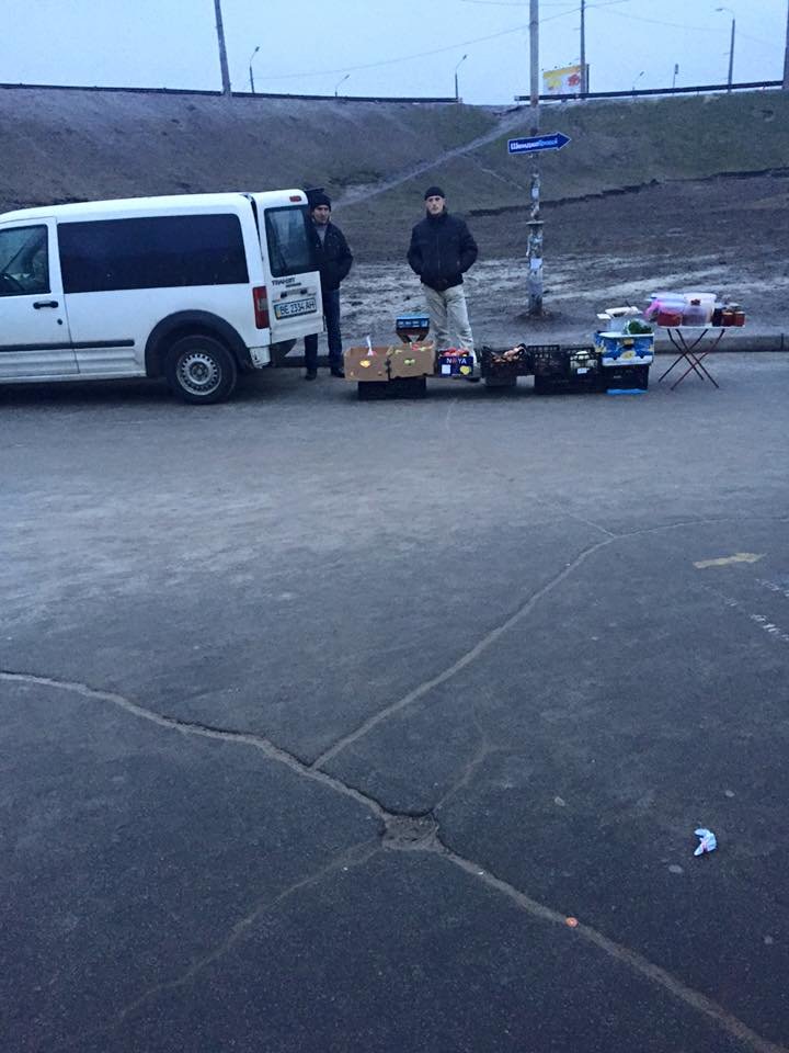 В сквере на Осокорках перекрыли въезд на тротуар (ФОТО) (фото) - фото 1 В сквере на Осокорках перекрыли въезд на тротуар (ФОТО) (фото) - фото 1