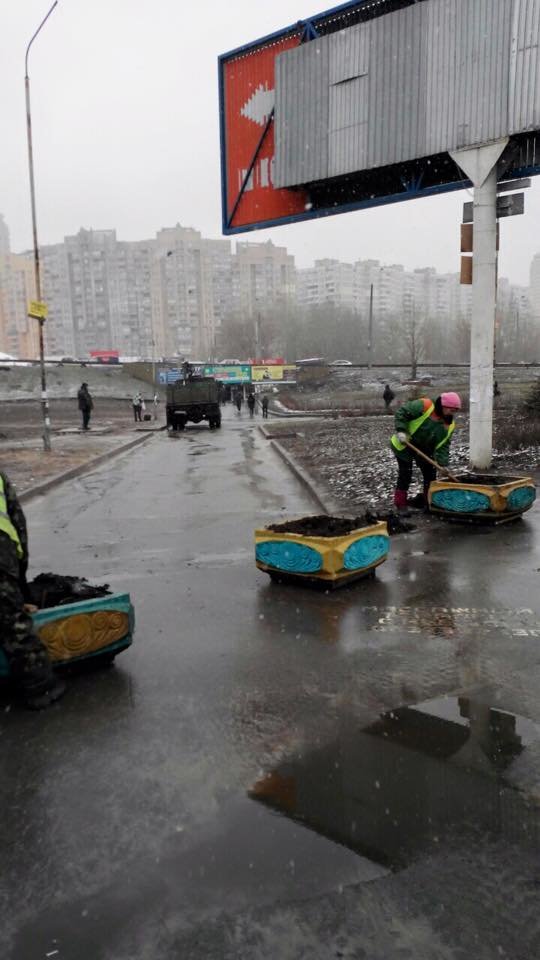 В сквере на Осокорках перекрыли въезд на тротуар (ФОТО) (фото) - фото 1 В сквере на Осокорках перекрыли въезд на тротуар (ФОТО) (фото) - фото 1