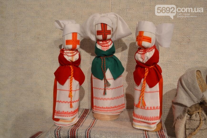 На выставке украинской вышивки На выставке украинской вышивки
