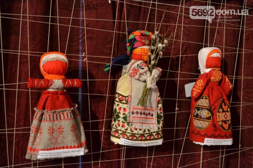 На выставке украинской вышивки На выставке украинской вышивки