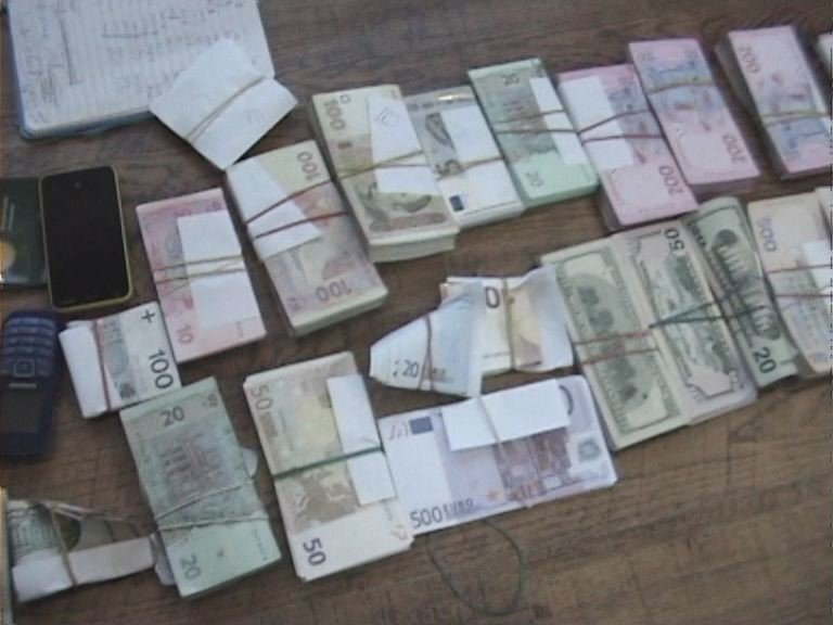 В Днепропетровске СБУ продолжает разоблачать незаконные пункты обмена валюты (фото) - фото 1 В Днепропетровске СБУ продолжает разоблачать незаконные пункты обмена валюты (фото) - фото 1