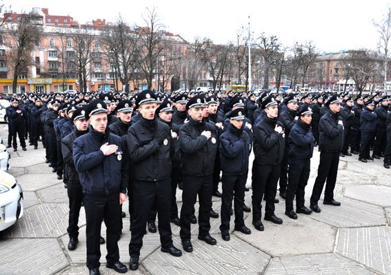 Присягу 245 полтавских патрульных полицейских принимали Премьер-министр и Министр МВД (фото и видео) (фото) - фото 1 Присягу 245 полтавских патрульных полицейских принимали Премьер-министр и Министр МВД (фото и видео) (фото) - фото 1