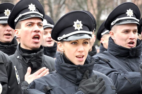Присягу 245 полтавских патрульных полицейских принимали Премьер-министр и Министр МВД (фото и видео) (фото) - фото 1 Присягу 245 полтавских патрульных полицейских принимали Премьер-министр и Министр МВД (фото и видео) (фото) - фото 1