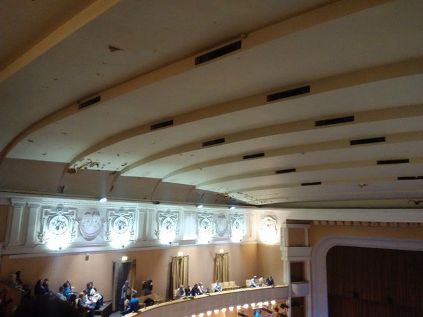 В одесском украинском театре потолок сыплется на голову артистам и зрителям (ФОТО) (фото) - фото 1