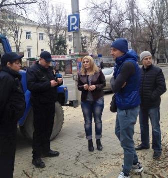 В Херсоне деревья уничтожают под присмотром эколога (фото) - фото 2 В Херсоне деревья уничтожают под присмотром эколога (фото) - фото 2