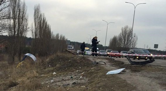 В Киеве водитель иномарки врезался в остановку, есть погибшие (ФОТО) (фото) - фото 1 В Киеве водитель иномарки врезался в остановку, есть погибшие (ФОТО) (фото) - фото 1