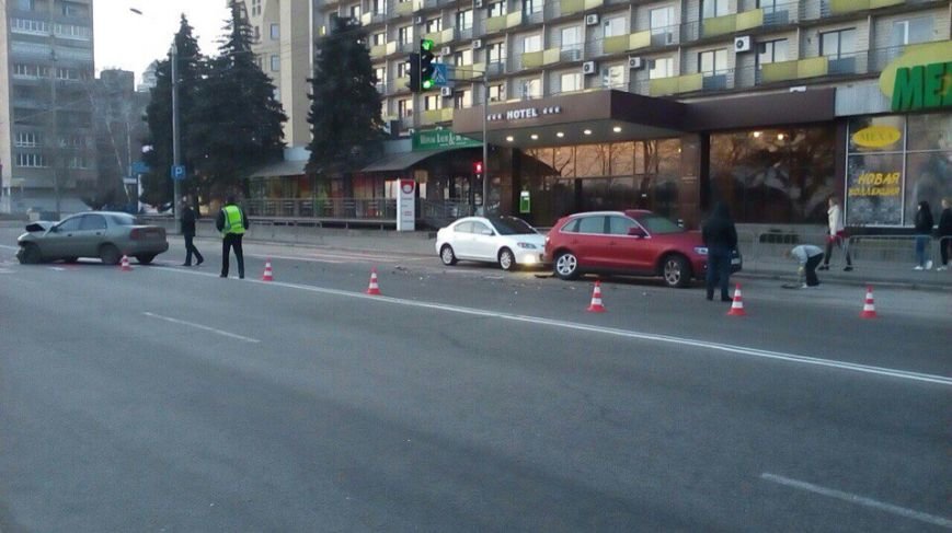 Возле гостиницы «Днепропетровск» столкнулись Audi и Lanos, а маршрутка № 22 врезалась в легковушку (фото) - фото 5 Возле гостиницы «Днепропетровск» столкнулись Audi и Lanos, а маршрутка № 22 врезалась в легковушку (фото) - фото 5