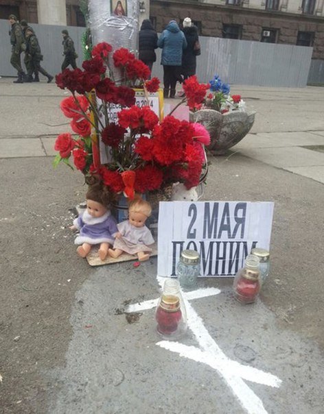 На Куликовом поле раскладывают куклы в память о вымышленных погибших детях (ФОТО) (фото) - фото 1