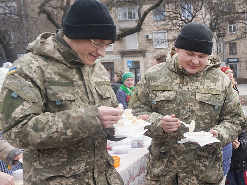 В помощь запорожским артиллеристам устроили ярмарку с 10 тысячами вареников (ФОТО) (фото) - фото 1 В помощь запорожским артиллеристам устроили ярмарку с 10 тысячами вареников (ФОТО) (фото) - фото 1