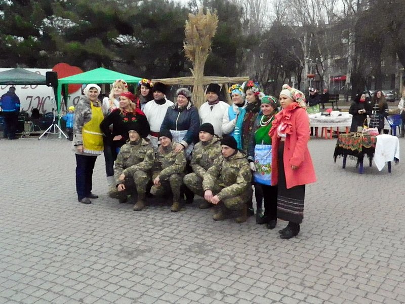 В помощьВ помощь запорожским артиллеристам устроили ярмарку с 10 тысячами вареников (ФОТО) (фото) - фото 1 В помощьВ помощь запорожским артиллеристам устроили ярмарку с 10 тысячами вареников (ФОТО) (фото) - фото 1