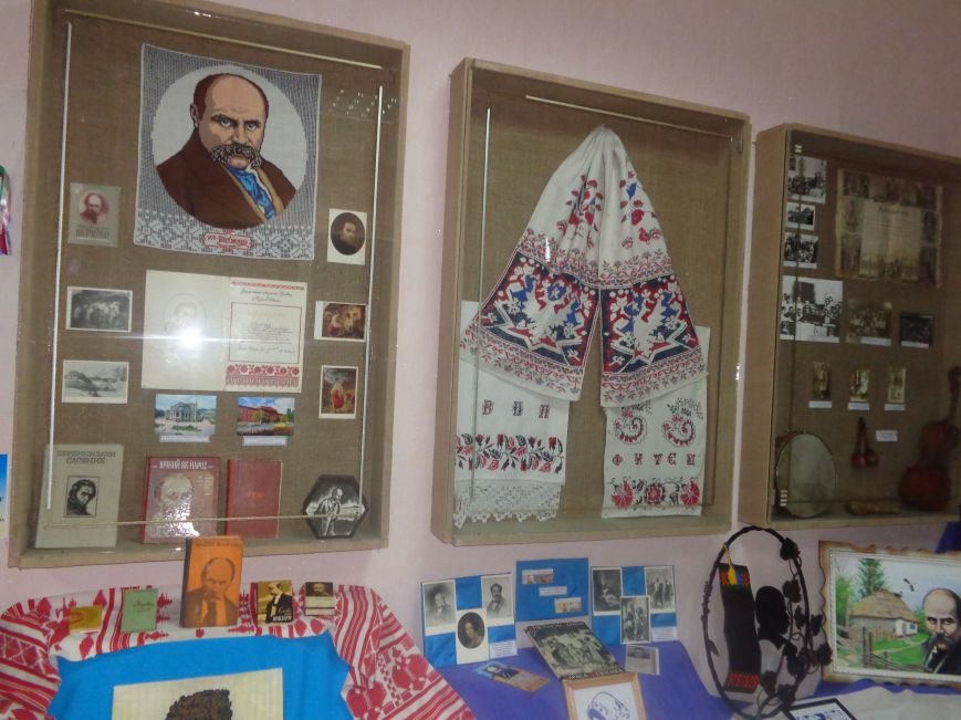 Красноармейский городской исторический музей представил выставку, посвященную бессмертному наследию Тараса Шевченко (фото) - фото 6 Красноармейский городской исторический музей представил выставку, посвященную бессмертному наследию Тараса Шевченко (фото) - фото 6