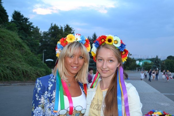 У вінках уманських майстринь шикують Ольга Фреймут та Маргарита Січкар (ФОТО) (фото) - фото 1 У вінках уманських майстринь шикують Ольга Фреймут та Маргарита Січкар (ФОТО) (фото) - фото 1