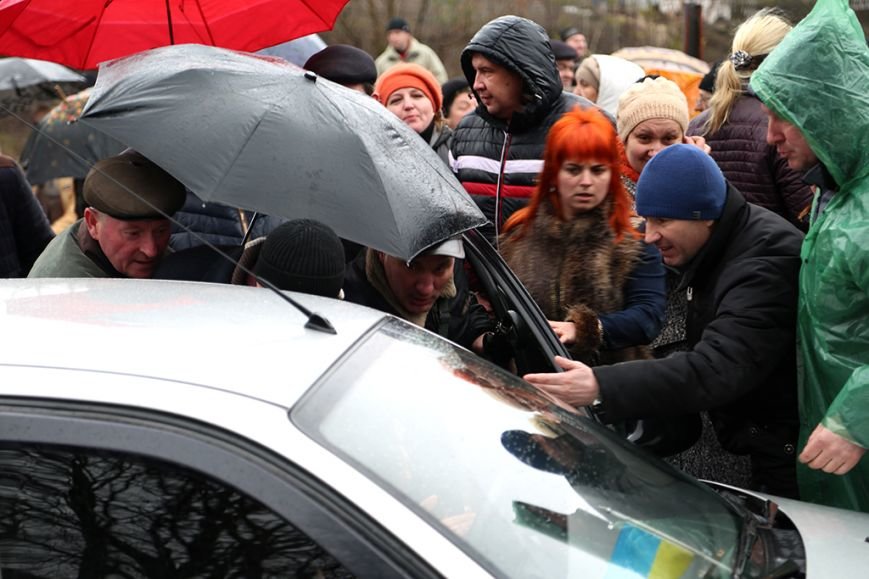  Михайло Головко особисто підтримав протестувальників у Вишнівці, які тимчасово призупинили рух на трасі (фото) - фото 1 Михайло Головко особисто підтримав протестувальників у Вишнівці, які тимчасово призупинили рух на трасі (фото) - фото 1