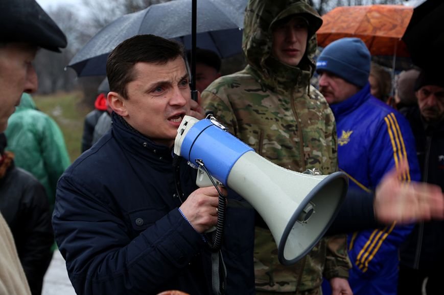  Михайло Головко особисто підтримав протестувальників у Вишнівці, які тимчасово призупинили рух на трасі (фото) - фото 1 Михайло Головко особисто підтримав протестувальників у Вишнівці, які тимчасово призупинили рух на трасі (фото) - фото 1