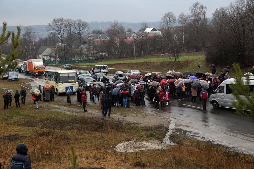  Михайло Головко особисто підтримав протестувальників у Вишнівці, які тимчасово призупинили рух на трасі (фото) - фото 1 Михайло Головко особисто підтримав протестувальників у Вишнівці, які тимчасово призупинили рух на трасі (фото) - фото 1