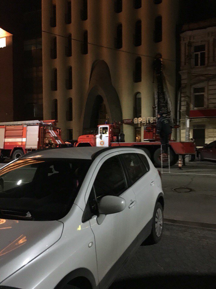 В центре Днепропетровска горит отель «Каспий» (ФОТО) (фото) - фото 1 В центре Днепропетровска горит отель «Каспий» (ФОТО) (фото) - фото 1