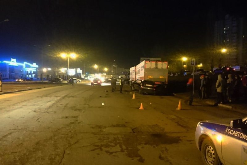 В Старом Осколе «Приора» на полном ходу влетела под фуру (фото) - фото 1 В Старом Осколе «Приора» на полном ходу влетела под фуру (фото) - фото 1