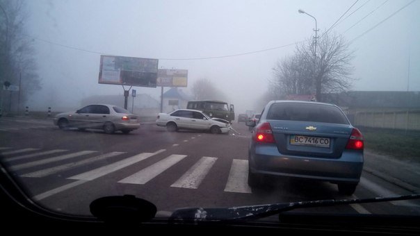На перетині вулиць Повітряна-Левандівська не розминулись два автомобіля (ФОТО) (фото) - фото 1 На перетині вулиць Повітряна-Левандівська не розминулись два автомобіля (ФОТО) (фото) - фото 1
