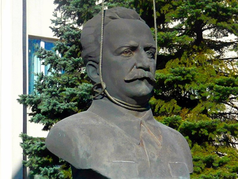 Как в Запорожье убирали Орджоникидзе (ФОТО, ВИДЕО) (фото) - фото 2 Как в Запорожье убирали Орджоникидзе (ФОТО, ВИДЕО) (фото) - фото 2