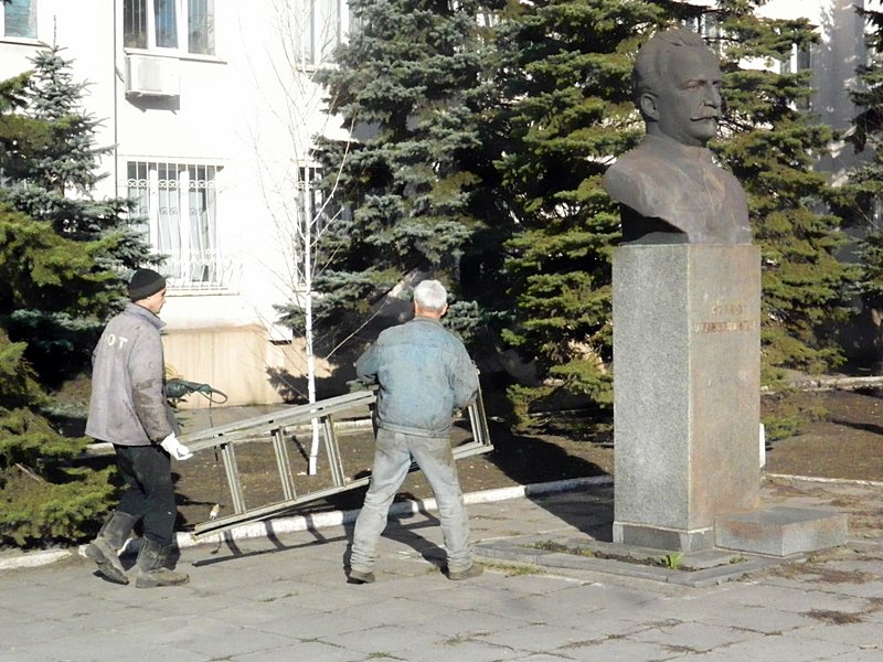 Как в Запорожье убирали Орджоникидзе (ФОТО, ВИДЕО) (фото) - фото 1 Как в Запорожье убирали Орджоникидзе (ФОТО, ВИДЕО) (фото) - фото 1