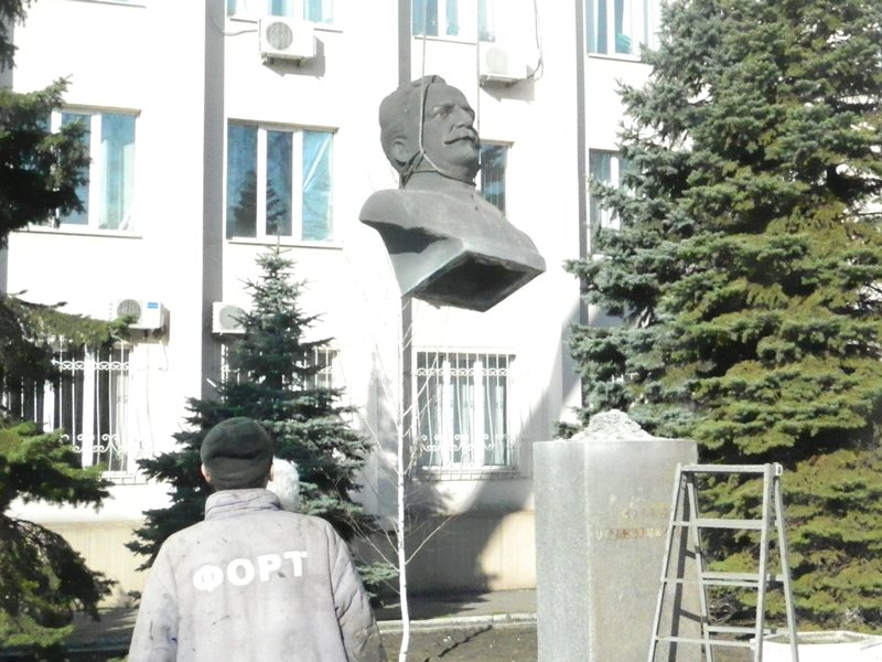 Как в Запорожье убирали Орджоникидзе (ФОТО, ВИДЕО) (фото) - фото 2 Как в Запорожье убирали Орджоникидзе (ФОТО, ВИДЕО) (фото) - фото 2