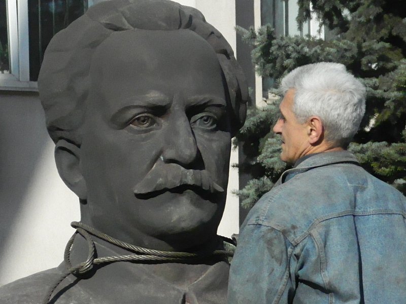 Как в Запорожье убирали Орджоникидзе (ФОТО, ВИДЕО) (фото) - фото 2 Как в Запорожье убирали Орджоникидзе (ФОТО, ВИДЕО) (фото) - фото 2