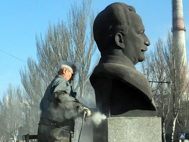 Как в Запорожье убирали Орджоникидзе (ФОТО, ВИДЕО) (фото) - фото 1 Как в Запорожье убирали Орджоникидзе (ФОТО, ВИДЕО) (фото) - фото 1