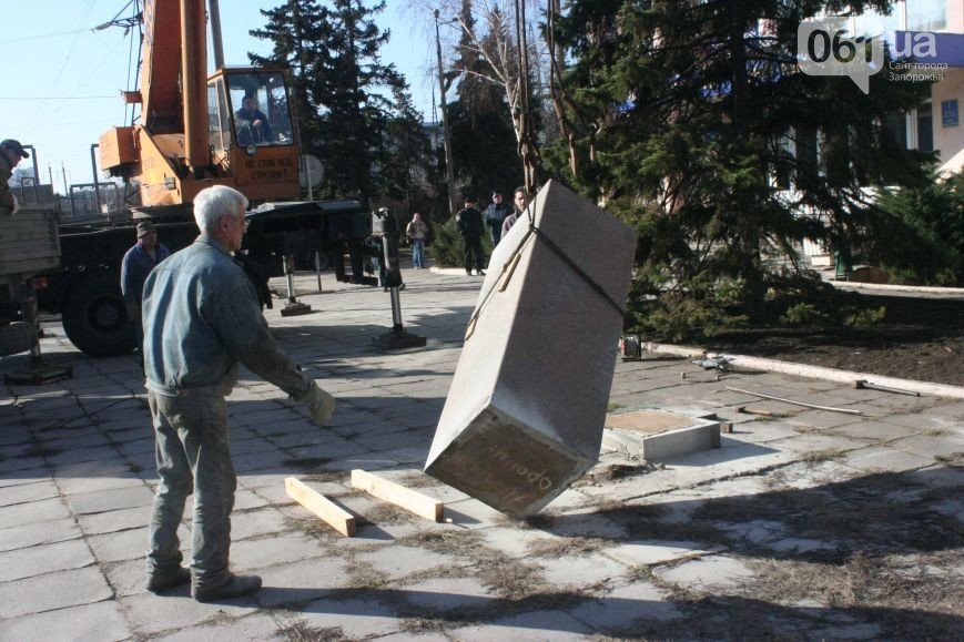 Как в Запорожье убирали Орджоникидзе (ФОТО, ВИДЕО) (фото) - фото 3 Как в Запорожье убирали Орджоникидзе (ФОТО, ВИДЕО) (фото) - фото 3