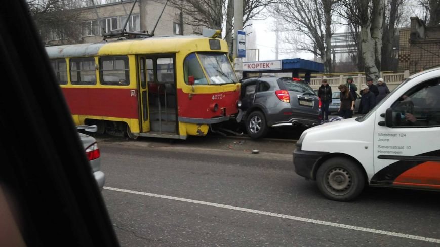 В Одессе трамвай сошел с рельсов и раздавил иномарку (ФОТО, ВИДЕО) (фото) - фото 1