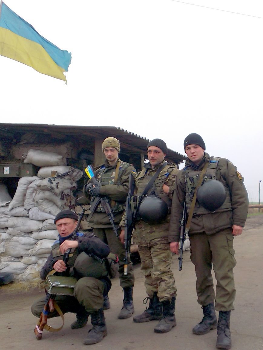 Харьковские нацгвардейцы задержали наркоманов на блокпосту под Донецком (ФОТО) (фото) - фото 1 Харьковские нацгвардейцы задержали наркоманов на блокпосту под Донецком (ФОТО) (фото) - фото 1