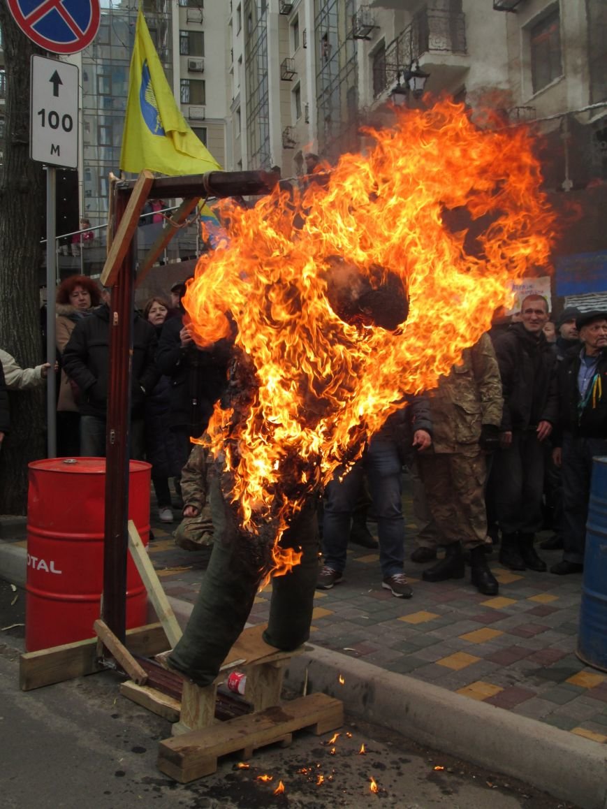 #FreeSavchenko: Штурм одеского консульства России и сожжение диктатора Путина (ФОТО, ВИДЕО) (фото) - фото 1