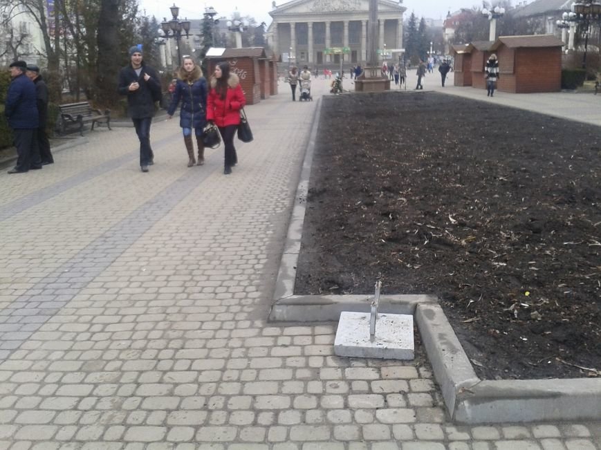 Скільки часу валятиметься непотріб на бул. Шевченка в Тернополі? (фото) (фото) - фото 1 Скільки часу валятиметься непотріб на бул. Шевченка в Тернополі? (фото) (фото) - фото 1