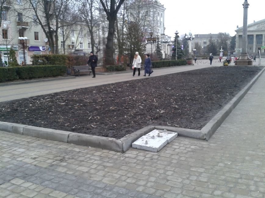 Скільки часу валятиметься непотріб на бул. Шевченка в Тернополі? (фото) (фото) - фото 1 Скільки часу валятиметься непотріб на бул. Шевченка в Тернополі? (фото) (фото) - фото 1